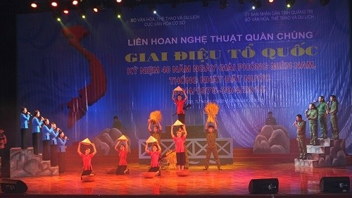Un numéros artistique présenté lors du Festival «Mélodie de la Patrie», le 17 avril, dans la province de Quang Tri (au Centre). Photo: VGP.