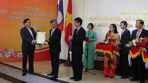La cérémonie de remise du titre de citoyen d’honneur à Phimmasone Loungkamma. Photo: NDEL.