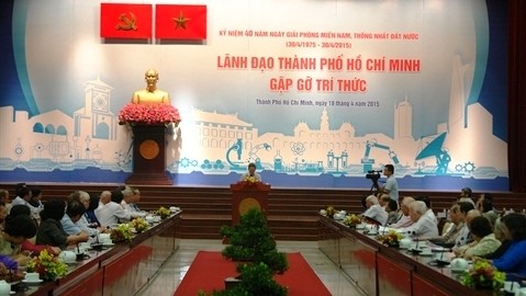 Les autorités de Hô Chi Minh-Ville rencontrent des intellectuels, le 18 avril. Photo: CVN.