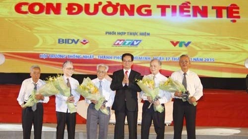 Le PM Nguyên Tân Dung (3e, à droite) et les anciens cadres du secteur bancaire qui ont contribué à créer la «Légende de la route monétaire». Photo: VGP.