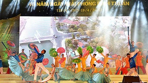 Un numéro artistique lors de la Commémoration de la libération de Binh Thuân. Photo: baobinhthuan.com.vn.