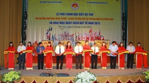 La cérémonie d'émission d'une collection spéciale de timbres sur le culte des rois Hùng, le 23 avril, dans la province de Phu Tho. Photo: VNA. 