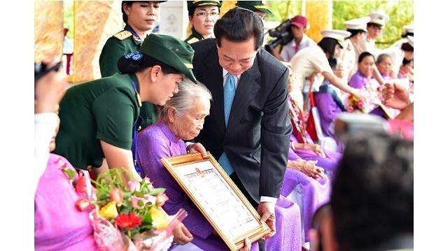 Le PM Nguyên Tân Dung remet le titre de «Mère héroïne du Vietnam» à 28 femmes de la province de Hâu Giang, le 29 avril. Photo: VGP.