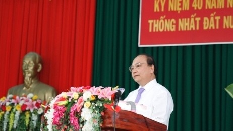 Le vice-PM Nguyên Xuân Phuc prend la parole lors de la cérémonie de célébration du 40e anniversaire de la libération du Sud et de la réunification nationale, le 28 avril, dans la province de Vinh Long. Photo: VGP. 