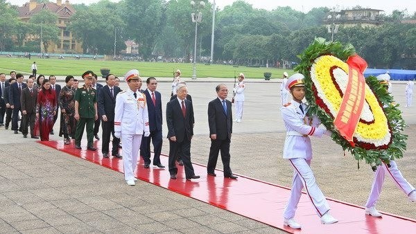 Les dirigeants du Parti et de l'État vietnamiens sont allés rendre hommage au Président Hô Chi Minh en son mausolée à Hanoi, le 29 avril. Photo: VNA.