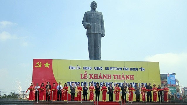 Le Président Truong Tân Sang et les délégués coupent la bande d'inauguration de la statue monumentale de Nguyên Van Linh. Photo: NDEL.