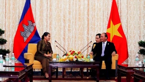 Le vice-premier ministre vietnamien, Nguyên Xuân Phuc (à droite), reçoit son homologue cambodgienne, Men Sam An. Photo: VGP.
