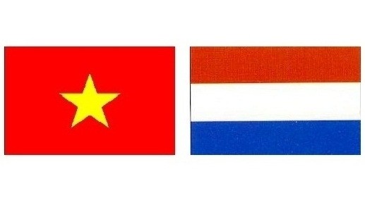 Les drapeaux du Vietnam et des Pays-Bas. 