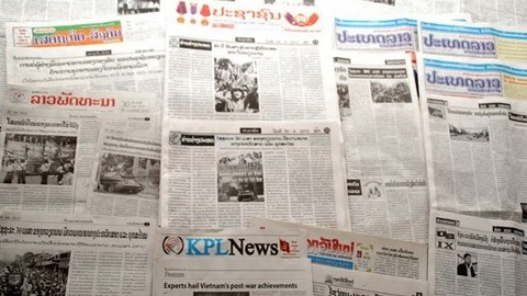 Beaucoup de journaux laotiens ont diffusé des articles, images faisant l’éloge de la victoire du 30 avril du Vietnam. Photo: VNA.