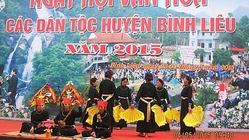 Un numéro artistique à la Journée culturelle des ethnies à Binh Liêu 2015. Photo: NDEL.
