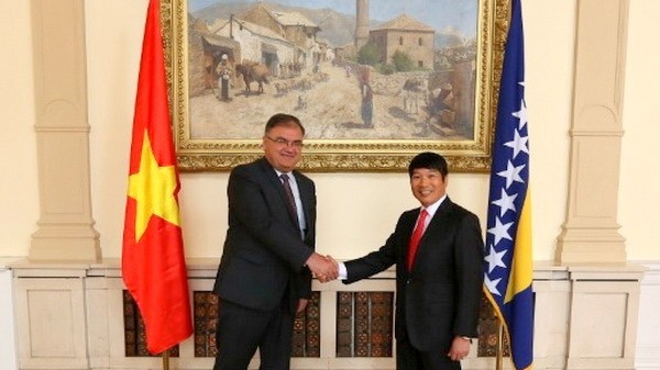 Nguyên Thanh Tuân, ambassadeur du Vietnam en Bosnie et Herzégovine (à droite) et Mladen Ivanic, président de la présidence collégiale de Bosnie-Herzégovine. Photo: Ambassade du Vietnam en Hongrie.