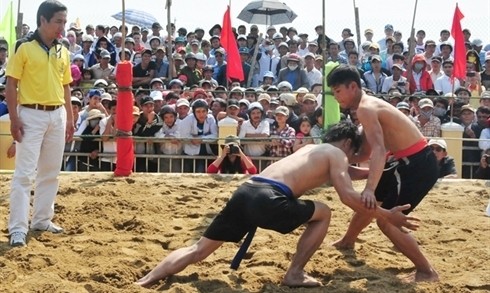 La lutte libre, une fête traditionnelle du village de Sinh, dans la province de Thua Thiên-Huê (Centre). Photo : TTVH/VNA/CVN 