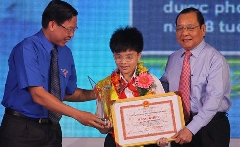 À dix ans, Nguyên Anh Khôi (centre) est devenu le plus jeune Vietnamien champion du monde d’échecs juniors en 2012 en Slovénie, dans la catégorie U10. Photo : Thanh Vu/VNA/CVN