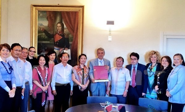 La délégation vietnamienne prend la photo avec les représentants de Saint-Marin. Photo: VNA. 