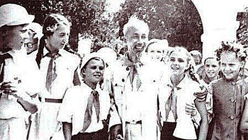 L’Oncle Hô avec les enfants russes en août 1957. Photo: Archives/VNA/CVN.