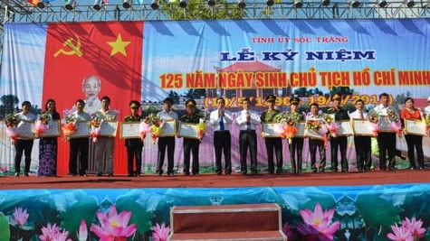 La cérémonie commémorative du 125e anniversaire de la naissance du Président Hô Chi Minh, le 19 mai dans la province de Soc Trang (au Sud). Photo: VOV.