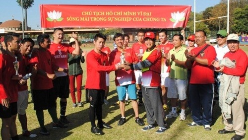 L’ambassadeur Lê Huy Hoàng remet des prix aux chefs des équipes de football. Photo: Ambassade du Vietnam en Afrique du Sud.