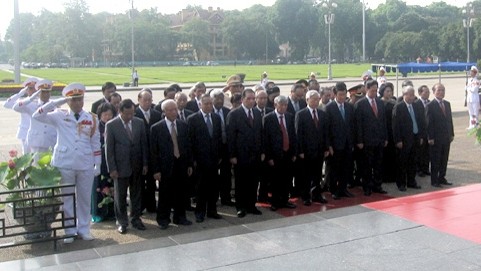 Les dirigeants du Parti, de l'État, de l'AN, du gouvernement et du FPV sont venu, le 18 mai, rendre hommage au Président Hô Chi Minh dans son mausolée à Hanoi. Photo: VOV.