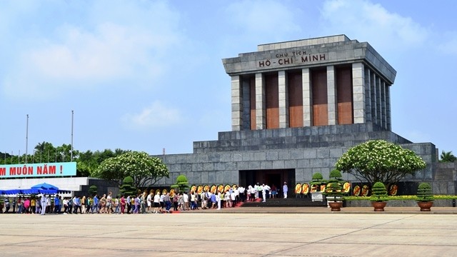 Le peuple vietnamien et des amis internationaux effectuent la visite d'hommage au Président Hô Chi Minh en son mausolée. Photo: Minh Duy/NDEL.
