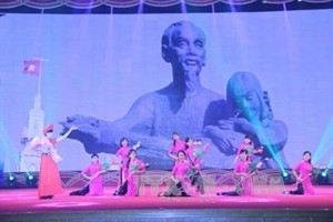 La cérémonie de lancement du programme "Tourisme rouge - Suivre les traces du Président Hô Chi Minh" et du Festival populaire frontalier Vietnam - Chine qui a eu lieu le 17 mai dans la ville de Long Zhou, province du Guangxi (Chine). Photo: VNA.