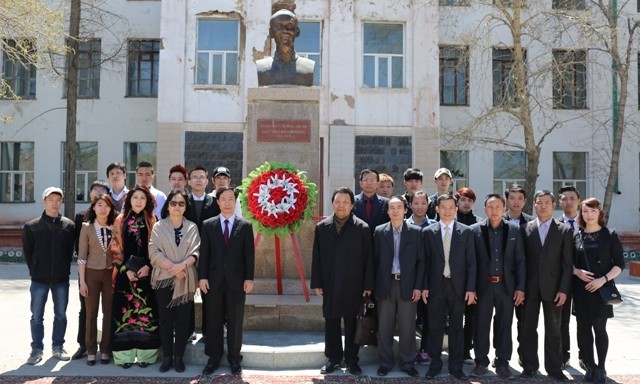 Les cadres de l'Ambassade et les représentants de la communauté vietnamienne en Mongolie déposent une couronne de fleurs au pied du buste du Président Hô Chi Minh. Photo: Ministère vietnamien des Affaires étrangères.