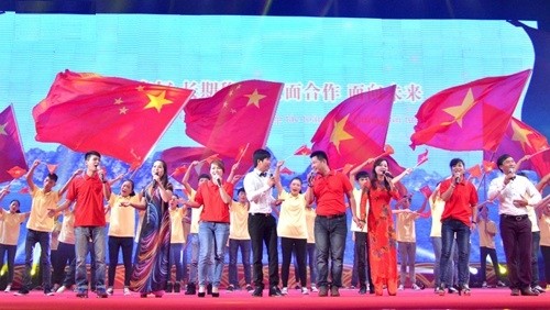 Un numéro artistique lors du programme d’échange d'amitié entre les jeunes frontaliers Chine - Vietnam. Photo: VOV.