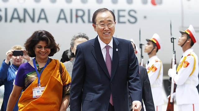 Le chef de l'ONU, Ban Ki-moon, et son épouse à l'aéroport international de Nôi Bài. Photo: Nguyên Khanh/HNMO.