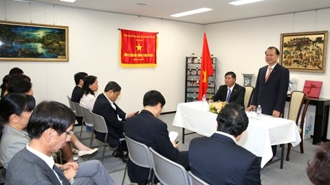 Le vice-PM Vu Van Ninh (debout) rencontre des cadres et fonctionnaires de l’Ambassade du Vietnam au Japon. Photo: VGP.