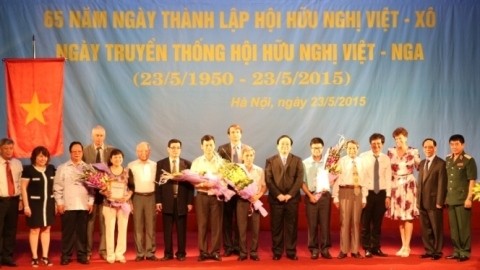 Le vice-PM vietnamien, Hoàng Trung Hai, remet des prix du concours de compréhension sur les 65 ans de l’établissement des relations diplomatiques Vietnam - Russie. Photo: VGP.