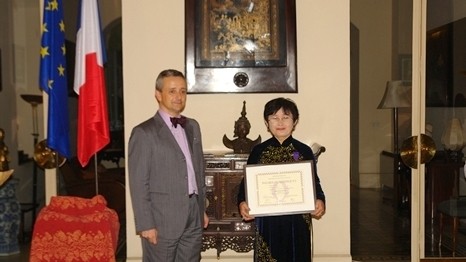 Le consul général de France, Emmanuel Ly-Batallan (à gauche) remet l’Ordre des palmes académiques à Pham Hoàng Thuy. Photo: CVN.