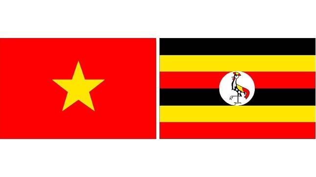 Les drapeaux du Vietnam et de l'Ouganda.
