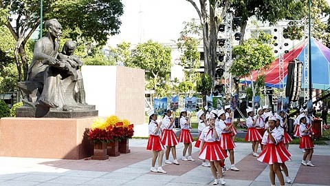 Le statue du Président Hô Chi Minh à la Maison des enfants de la Hô Chi Minh-Ville. Photo: VGP.