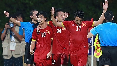 Les jeunes joueurs vietnamiens célèbrent le 3e but. Photo: Hai Dang/NDEL.