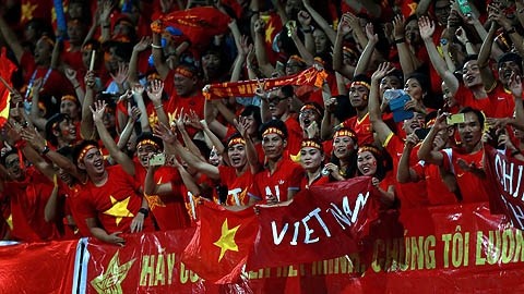Les supporteurs vietnamiens expriment leur joie pour la victoire du Vietnam. Photo: Hai Dang/NDEL.