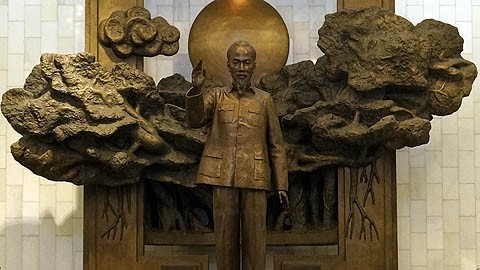 Le statue du Président Hô Chi Minh à son musée à Hanoi. Photo: Duy Khanh/NDEL.