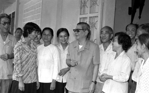 La  rencontre entre Nguyên Van Linh (centre) et des dirigeants de la capitale de Hanoi, le 15 janvier 1990. Photo: Van Khanh/VNA/CVN.