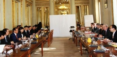 La vue générale de la rencontre entre Pham Quang Nghi, secrétaire du Comité du PCV pour Hanoi et le président du Conseil de la région Île-de-France, Jean-Paul Huchon. Photo: NDEL.