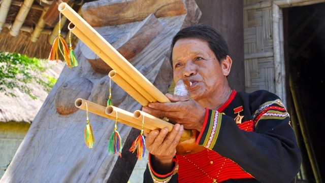 Un des instruments musicaux traditionnels d'ethnie Ê Dê joué dans la cérémonie de culte du quai fluvial. Photo: Nhât Quang/NDEL.