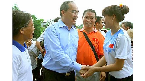 Le président du CC du FPV, Nguyên Thiên Nhân (au centre), et l’athlète Nguyên Thi Huyên (1er, à droite) lors de cette visite. Photo: sggp.org.vn.
