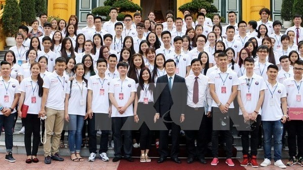 Les jeunes Viêt kiêu sont reçu par le Président Truong Tân Sang à Hanoi. Photo: VNA.