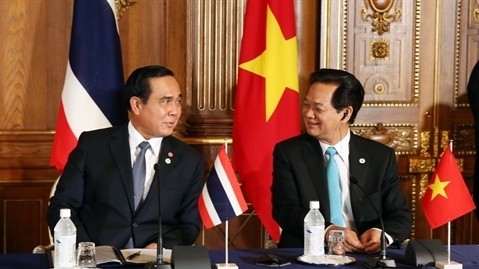 Le PM vietnamien, Nguyên Tân Dung (à droite), et son homologue thaïlandais Prayut Chan-ocha le 4 juillet à Tokyo (Japon).Photo: VNA.