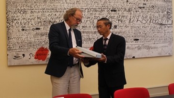 Andreas Kellerhals, directeur de l’AFS remet à l’ambassadeur vietnamien en Suisse, Nguyên Thê Phiêt, les documents numériques sur l’Accord de Genève. Photo: TGVN.