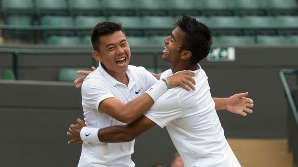 Ly Hoàng Nam (à gauche) et Sumit Nagal ivres de bonheur après leur victoire en finale du double juniors à Wimbledon. 
