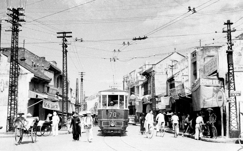Le tramway électrique dans la rue Hàng Dào. Photo d'archives.