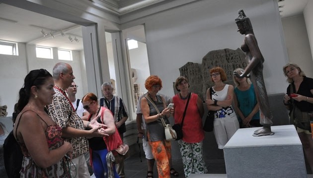 Les visiteurs étrangers au Musée Cham à Dà Nang. Photo: NDEL.