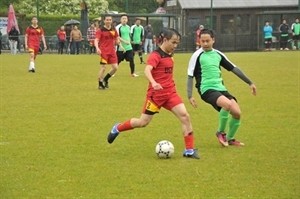 Match opposant les étudiants vietnamiens (maillot rouge) aux singapouriens le 10 mai à Anvers. Photo : VNA