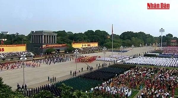 Meeting, parade militaire et défilé en l'honneur de la Fête nationale vietnamienne à la place de Ba Dinh. Photo: NDEL.