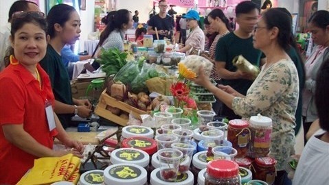De nombreux produits agricoles bio sont exposés à Hô Chi Minh-Ville. Photo: BSA/VNA.