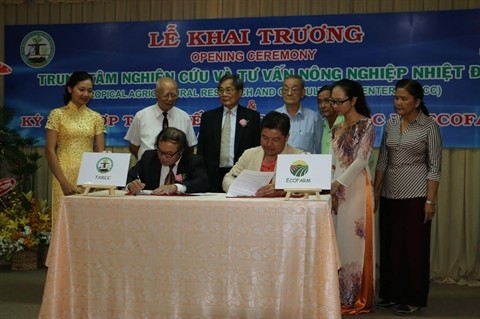 Signature du mémorandum de coopération entre le TARCC et ECOFARM, une société spécialisée dans la production et le commerce de produits agricoles novateurs du Vietnam. Photo: CVN.