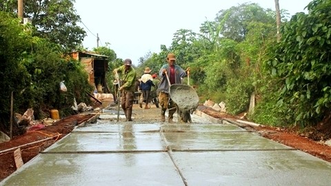 Les habitants de la commune d’Ea Tul, province de Dak Lak, bitument les chemins vicinaux. Photo: CVN.